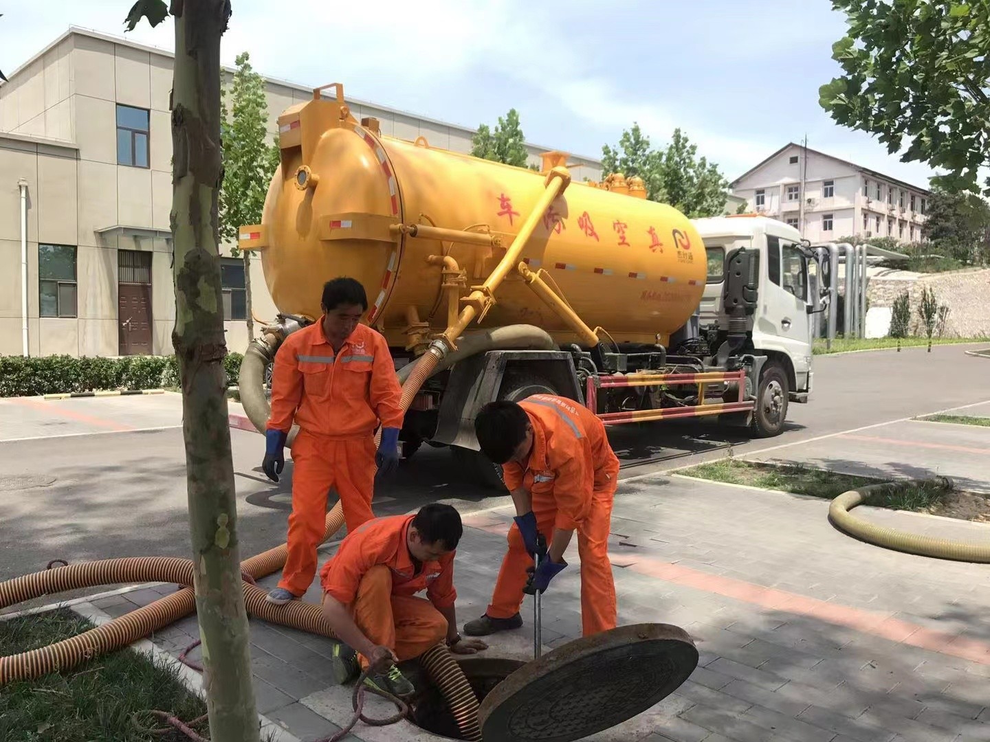 鸡西管道疏通车停在窨井附近