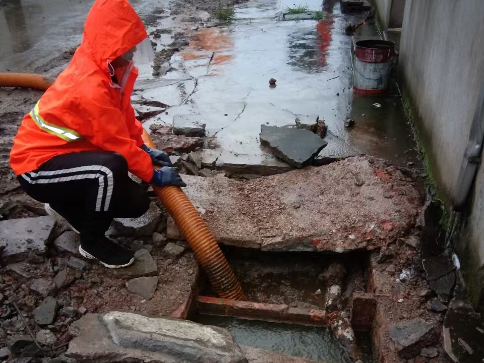 鸡西专业清理污水池 炜誉市政以规范流程守护城市 “肠道”