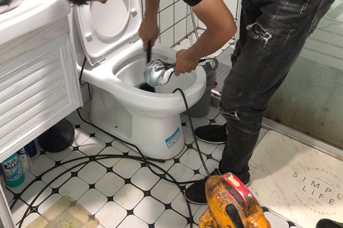 鸡西马桶堵塞自己疏通还是找师傅？专业上门服务让你省时更省心